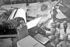 Schreibtisch eines Detektivs in Ausbildung.